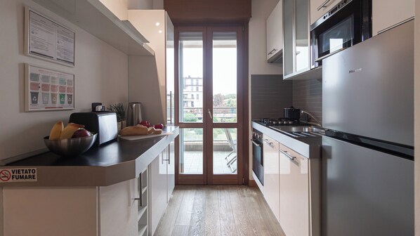 Kühlschrank, Mikrowelle, Ofen, Herdplatte