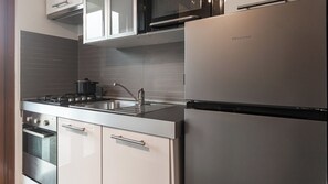 ثلاجة، ميكروويف، فرن، موقد طهي مسطح