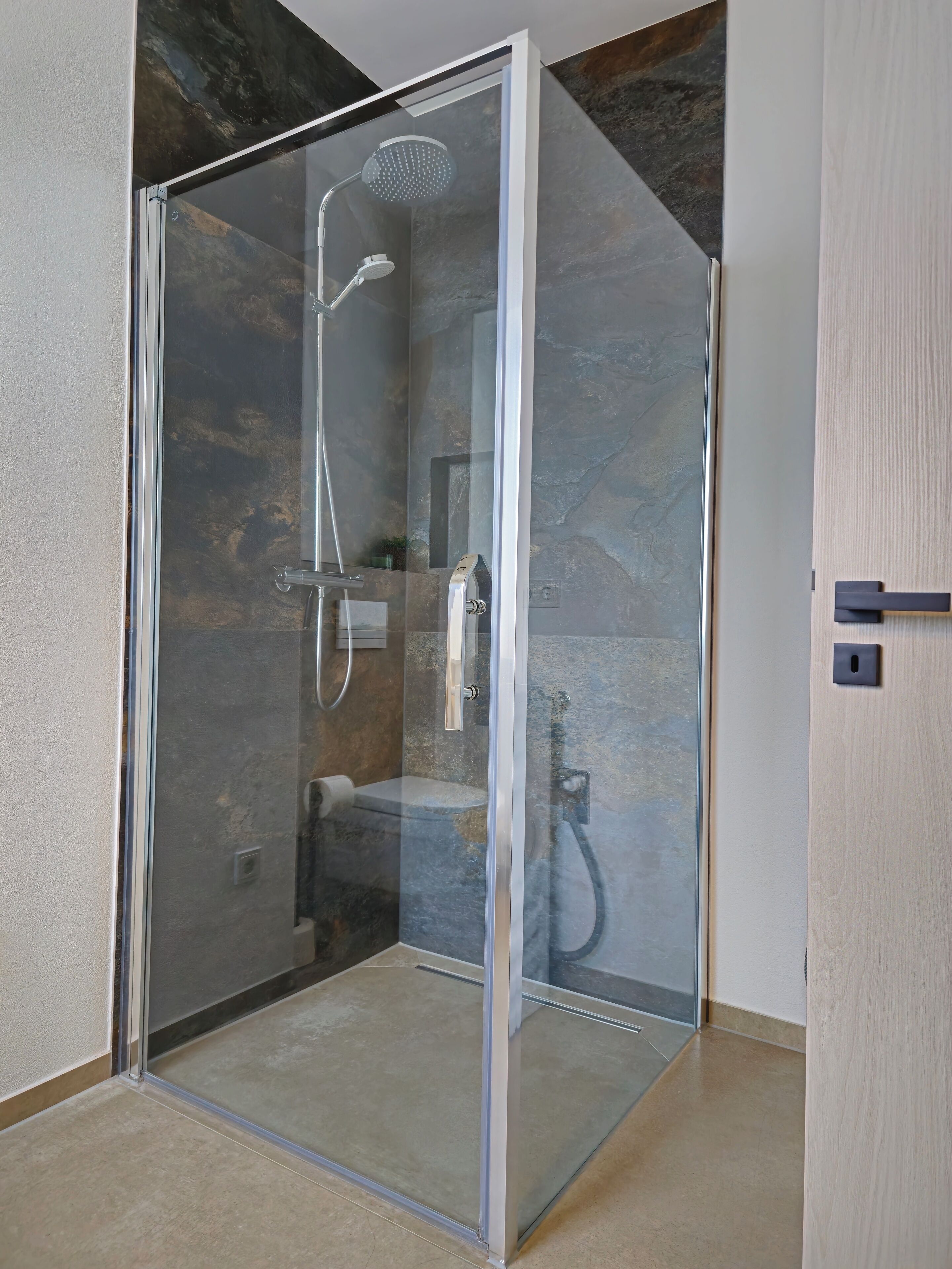 Dusche, Haartrockner, Handtücher, Seife