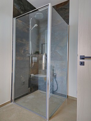 Dusj, hårføner, håndklær og såpe