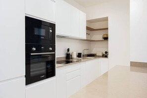 Private kitchen - Elegant Parisian Minimalism near Arc de Triomphe (Paris)