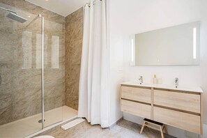 Bathroom - Elegant Parisian Minimalism near Arc de Triomphe (Paris)