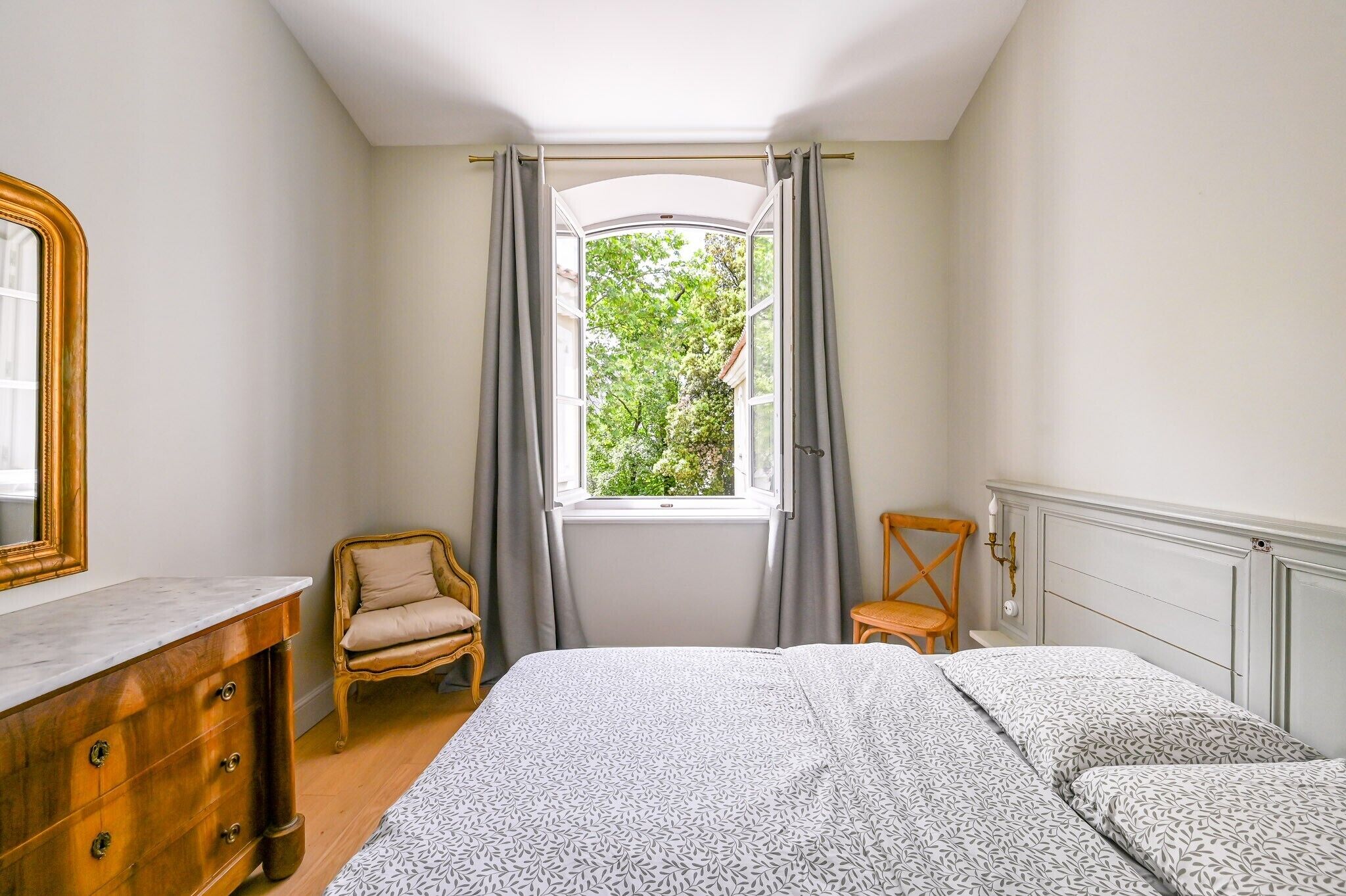 3 habitaciones, tabla de planchar con plancha, wifi y ropa de cama 