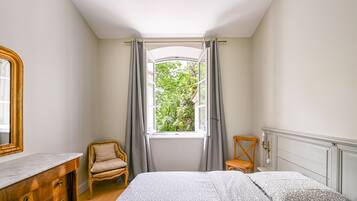 3 habitaciones, tabla de planchar con plancha, wifi y ropa de cama