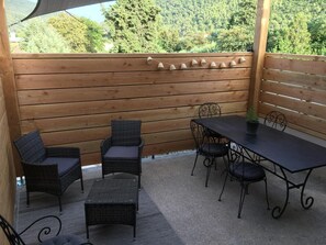 Outdoor dining - Gîte "Château de Jouques" with Mountain View, Wi-Fi and Air Conditioning (Gémenos)