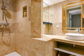 Dusj, hårføner og håndklær