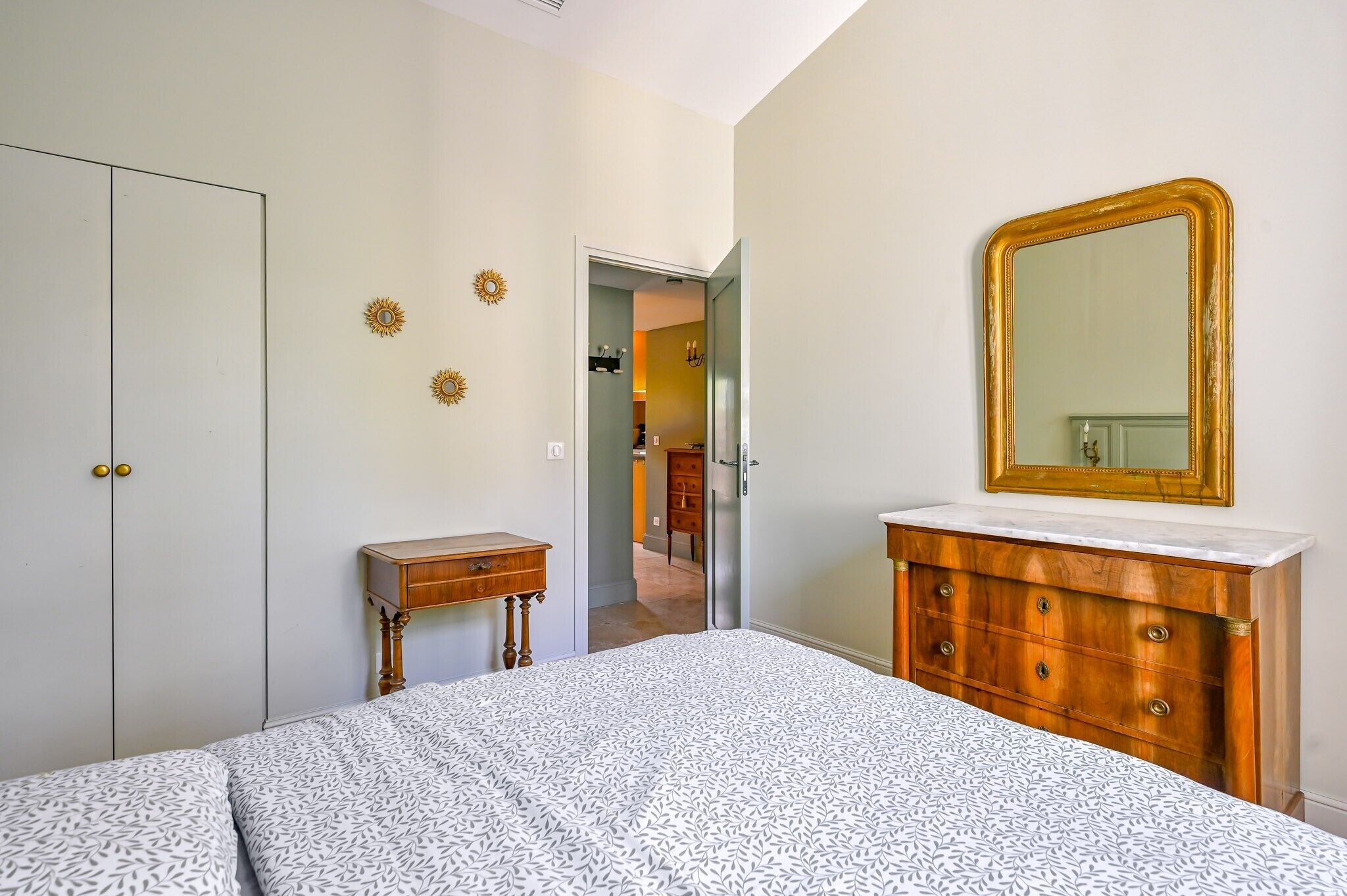 3 quartos, ferros/tábuas de passar roupa, Wi-Fi, roupa de cama