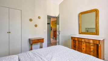 3 quartos, ferros/tábuas de passar roupa, Wi-Fi, roupa de cama