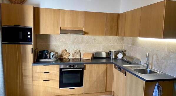 Private kitchen - Gîte "Château de Jouques" with Mountain View, Wi-Fi and Air Conditioning (Gémenos)