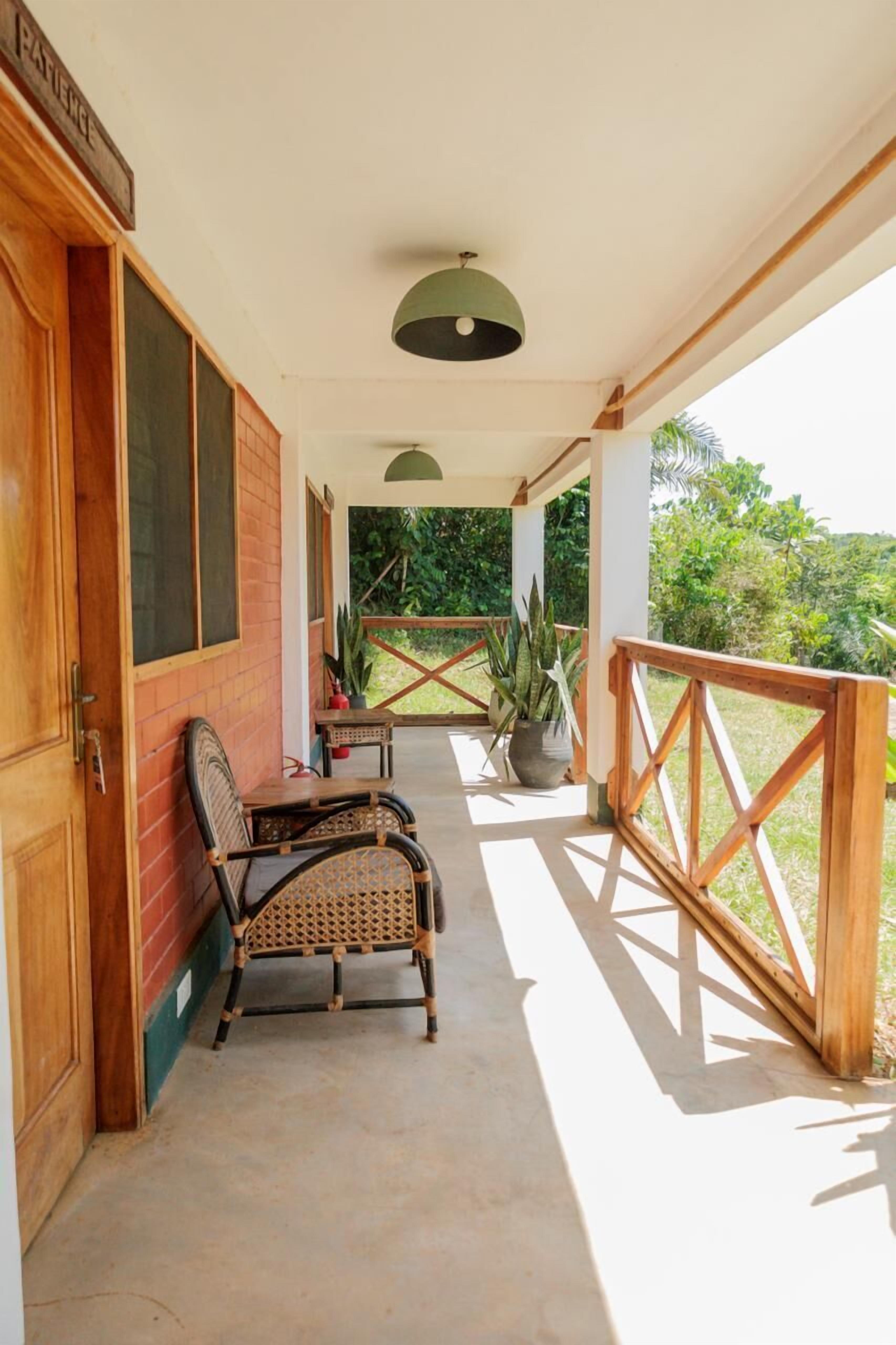 Deluxe Double Room, 1 Queen Bed, Air conditioning, Ground Floor | Living area