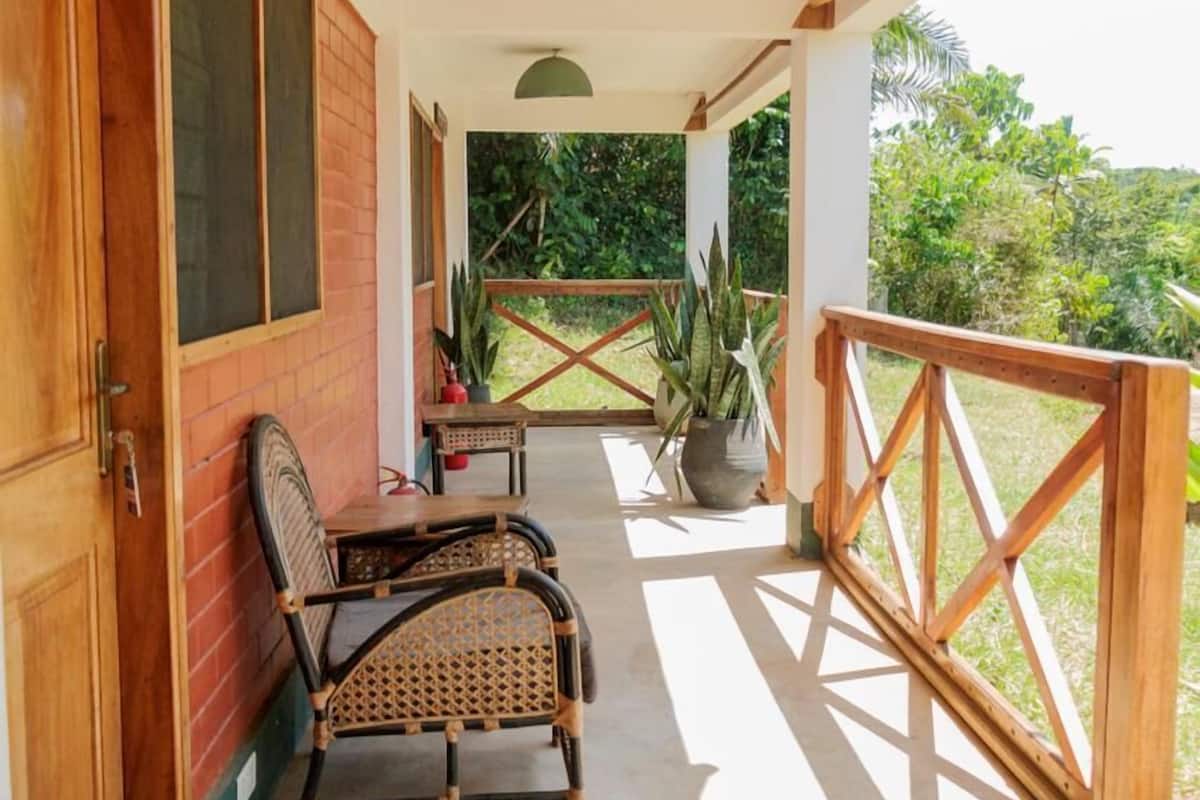 Deluxe Double Room, 1 Queen Bed, Air conditioning, Ground Floor | Living area