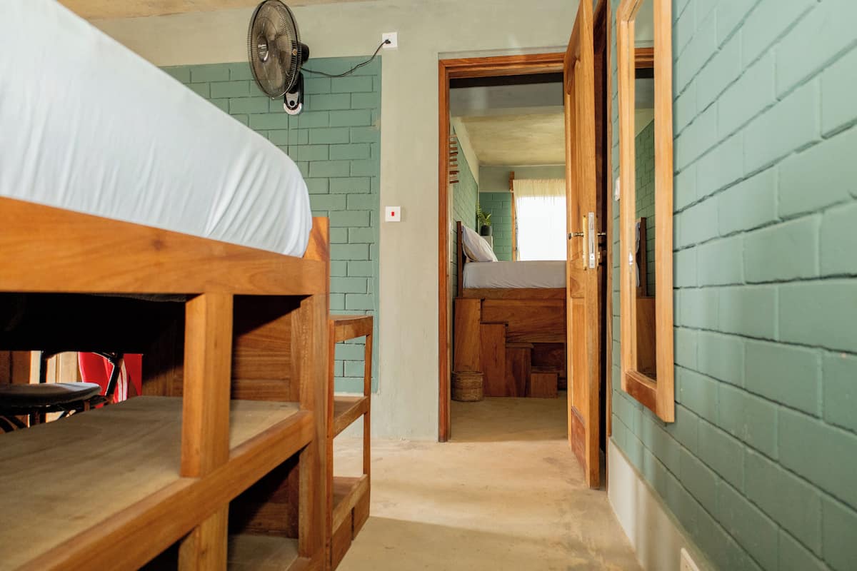 Escritorio, espacio para trabajar con laptop y wifi gratis