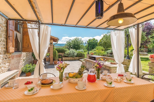 Outdoor dining