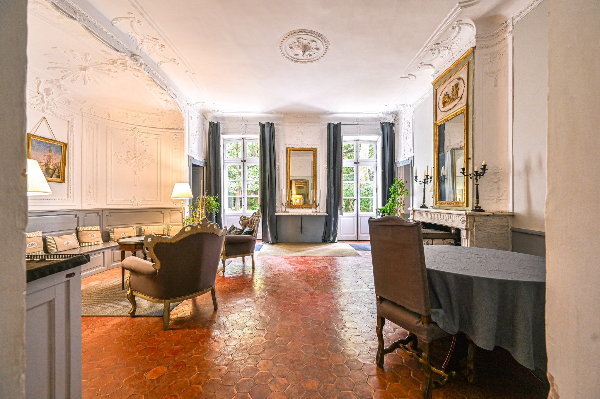 Une pièce avec une cheminée, une table à manger et un canapé.