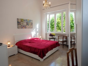5 bedrooms, iron/ironing board, WiFi, bed sheets