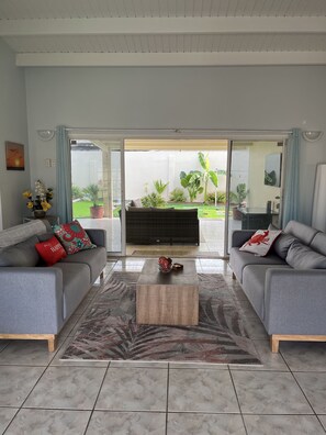 Living area - 3 Bedroom Villa in Pos Chiquito Sun and Fun 5 Minute Walk to Beach (Savaneta)