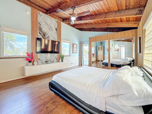 Luxury Maderia Beach waterfront home with pool/spa