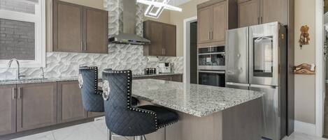 Microondas, horno, parrilla de estufa y lavavajillas