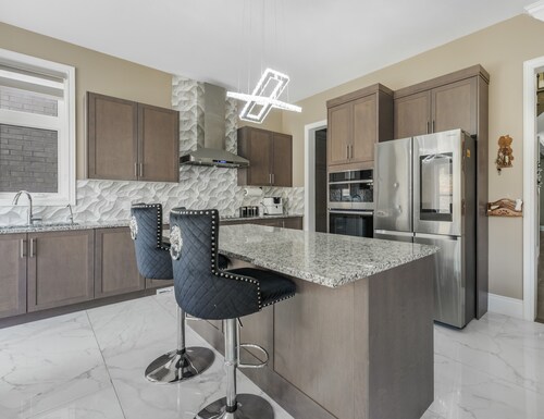 Luxury 5-Bed Home w/ Office & 5 Baths | Peaceful Caledon Escape