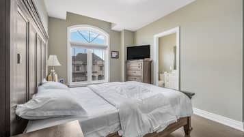 5 bedrooms, iron/ironing board, internet, bed sheets