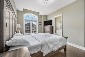 5 عدّة غرف نوم ومكواة/لوح كي وخدمة الإنترنت وملاءات أسرّة