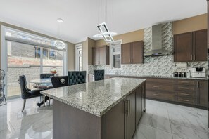 Mikrovågsugn, ugn, spishäll och diskmaskin