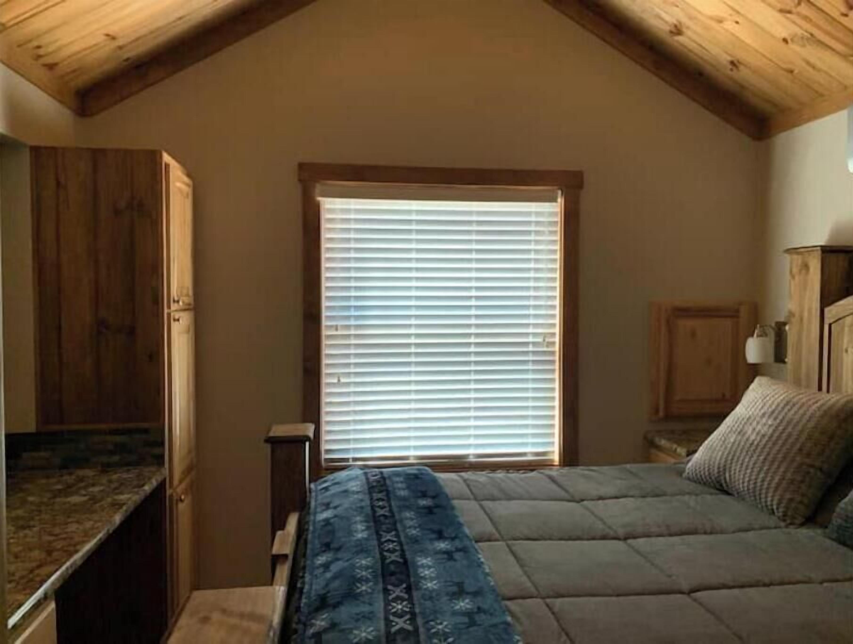 1 bedroom, internet, bed sheets