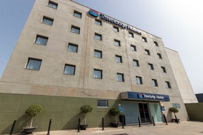 A Travelodge Hotel building with a flat facade, multiple windows, and a sign above the entrance. - Travelodge Malaga Aeropuerto (Málaga)