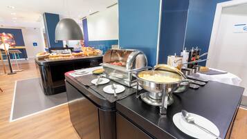Ein reichhaltiges Buffet mit verschiedenen Speisen und Geschirr.