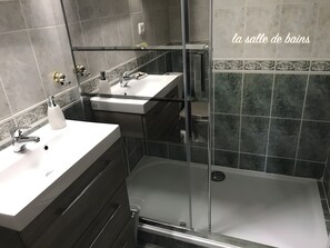 Bathroom - Holiday Home "Gîte La Petite Gourmande" with Shared Terrace, Communal Garden and Wi-Fi (Aramits)