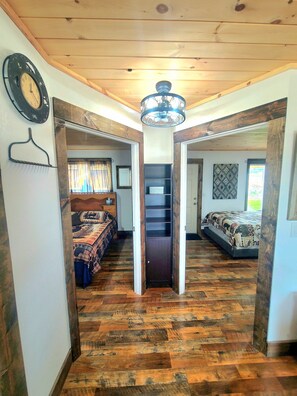 2 室のベッドルーム、WiFi (無料)、ベッドシーツ