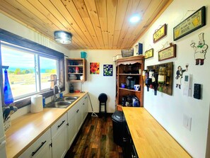 Fridge, microwave, coffee/tea maker, electric kettle - Come enjoy the view near Stevensville overlooking the Bitterroot Valley. Unit C (Stevensville)