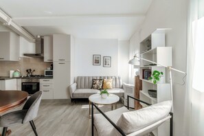 Apartment, Stadtblick | Wohnbereich | Flachbildfernseher