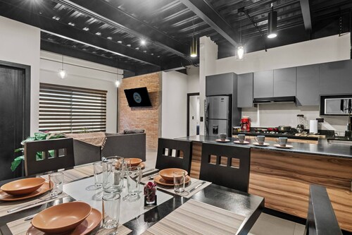 Industrial Loft | King Bed & 2 Office Spaces