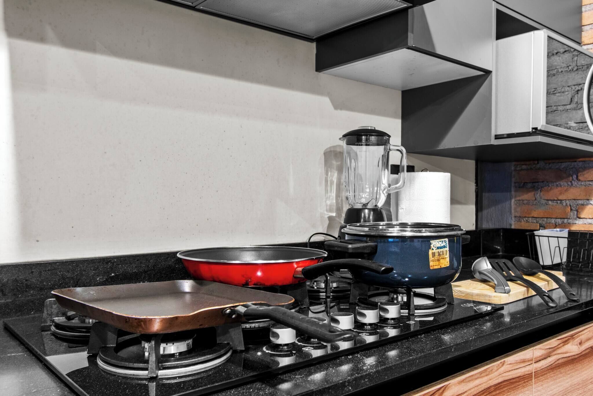 Frigorífico, microondas, horno y placa de cocina