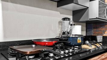 Frigorífico, microondas, horno y placa de cocina