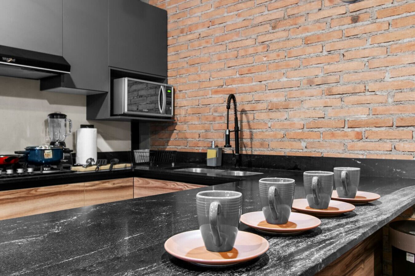 Kjøleskap, mikrobølgeovn, ovn og kokeplater