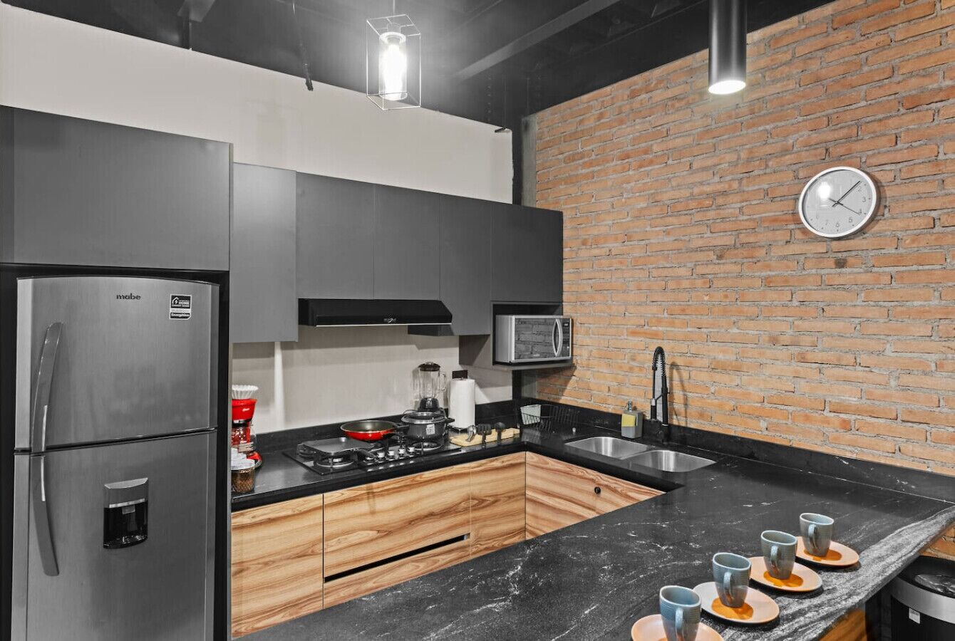 Kühlschrank, Mikrowelle, Ofen, Herdplatte