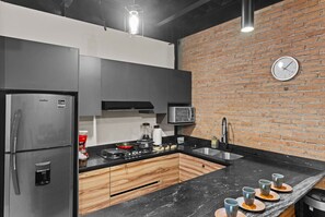 Kylskåp, mikrovågsugn, ugn och spishäll