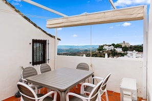 Outdoor dining - Villa 'Stylish 3 Bed 2 Bathrooms' with Mountain View, Wi-Fi and Air Conditioning (Casares)