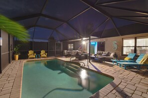 Una piscina al aire libre, una piscina climatizada