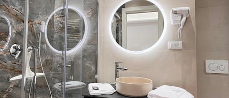 Shower, hair dryer, bidet, towels