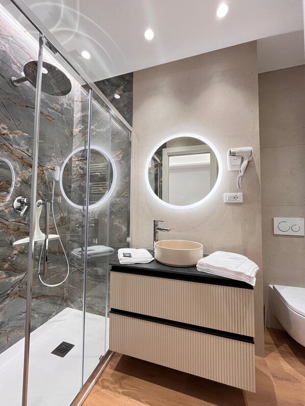 Dusche, Haartrockner, Bidet, Handtücher