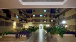 A corridor with a central walkway flanked by balconies and potted plants. - House Gordiani Comfort Stay (Roma)