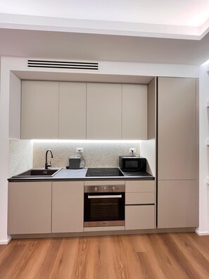 Kühlschrank, Mikrowelle, Ofen, Herdplatte