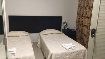 Quarto básico | Wi-Fi de cortesia, roupa de cama