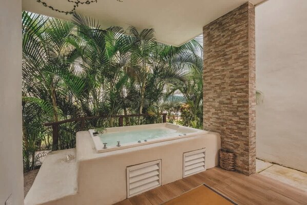Outdoor spa tub