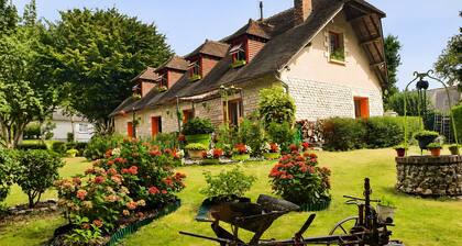 Les Bosquets Guesthouse – Charming Room in Caugé with Garden and Jacuzzi