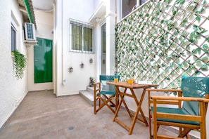 Economy Studio | Terrace/patio