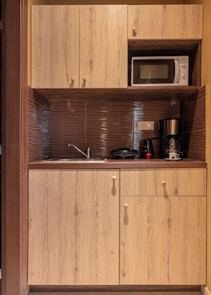 Leilighet, balkong | Blendingsgardiner, strykejern/-brett og wi-fi (inkludert)